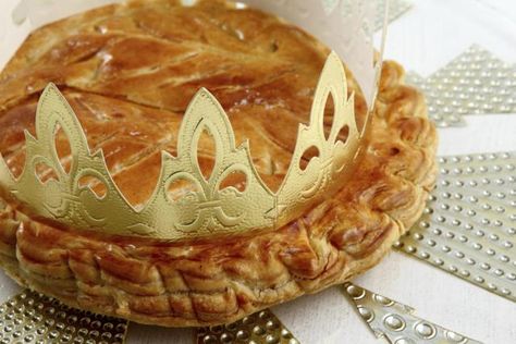 This Galette des Rois recipe is the traditional French Epiphany cake, made of puff pastry and homemade almond cream filling. French King Cake for Epiphany. Three Kings Cake Recipe, Galette Des Rois Recipe, King Cake Bites, Mousse Au Chocolat Torte, Galette Frangipane, King Cake Recipe, Puff Pastry Desserts, Impressive Desserts, Creative Desserts