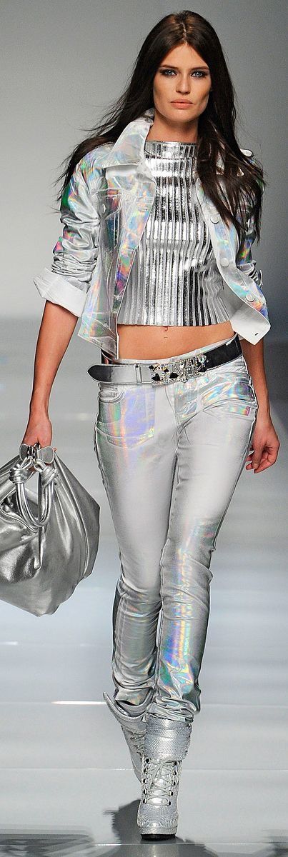 All in silver. Silver Pants, Futuristic Fashion, Look Fashion, Stella Mccartney, Fashion Casual, Silver Fashion, Batik, High Fashion, Metallica