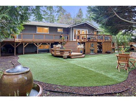 Home Deck Ideas, Backyard Turf, Split Level House Exterior, Tri Level House, Brown Deck, Split Level Exterior, Gray Siding, Deck Sunroom, Bi Level Homes