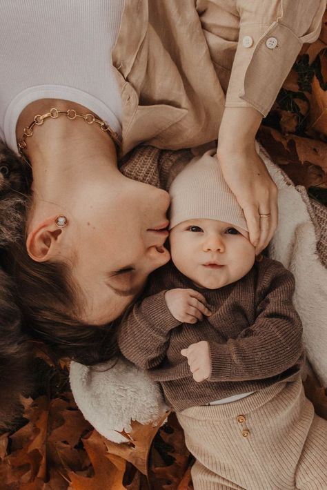 Mommy Me Fall Photos, Baby Family Fall Photoshoot, Autumn Photo Ideas Family, Fall Photos With Infant, Infant Fall Photos, Baby Autumn Photoshoot, Mommy And Infant Photo Shoot, Family Photos Fall With Baby, Fall Mommy And Me Photo Shoot