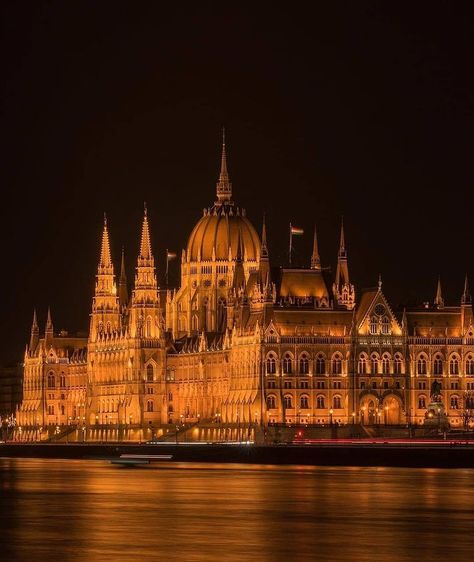 Budapest | Travel community på Instagram: “✨Hungarian Parliament at night✨ ⠀⠀⠀⠀⠀⠀⠀⠀⠀⠀⠀⠀⠀⠀⠀⠀⠀⠀⠀⠀⠀⠀⠀⠀⠀⠀⠀⠀⠀⠀⠀⠀⠀⠀⠀⠀⠀ 📷Amazing photo and story by @ilias.m…” Budapest Travel, Amazing Photo, Places On Earth, Cologne Cathedral, Wonderful Places, Travel Fun, Budapest, Old World, At Night