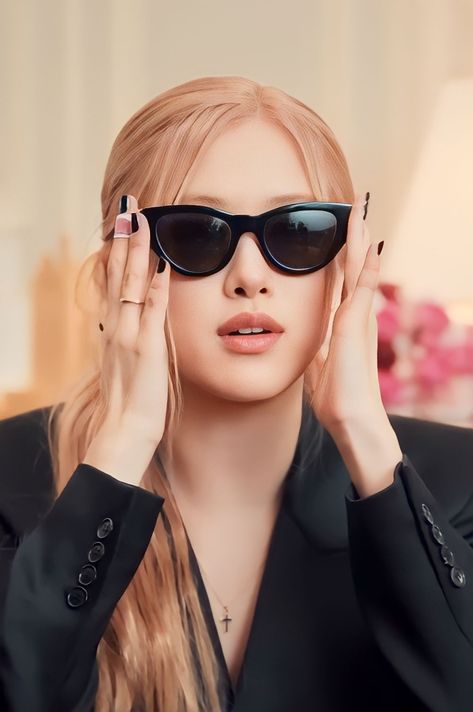 Rosé Vogue, Rosé Ysl, Ysl Sunglasses, Vogue France, Rose And Rosie, Rosé Instagram, Winter Fashion Outfits Casual, Cute Rose, Jennie Lisa