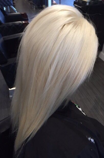 Platinum blonde with olaplex bond builder Medium Length Blonde Hair, Platinum Card, Medium Length Blonde, Beige Blond, Hair Fixing, Hair And Makeup Tips, Hair Extentions, Hair Idea, Platinum Hair