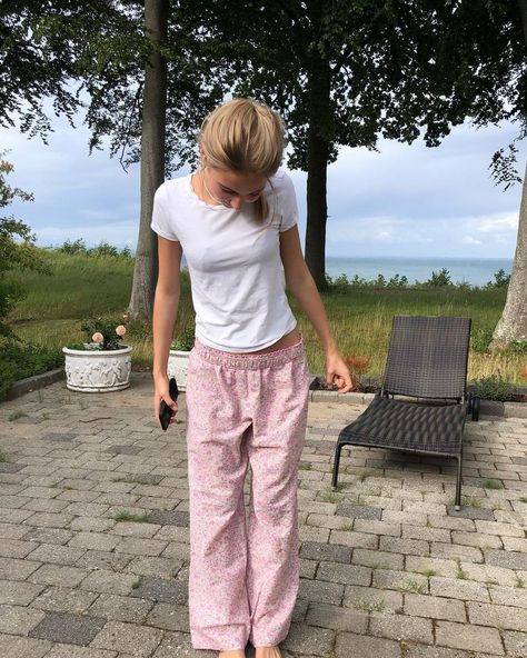 Lucie Lenborg🤍 (@lucielenborg) • Instagram photos and videos Cool Girl Spring Outfits, Stockholm Fashion Summer, Copenhagen Summer Outfits, Travelling Outfits, Outfit Videos, Spring Clothes, Copenhagen Style, Fits Women, Stockholm Fashion