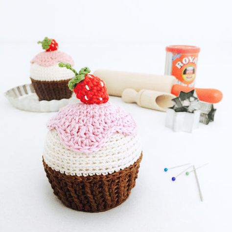 Crochet Cupcakes Free Pattern, Cupcake Crochet Pattern Free, Crochet Cupcake Pattern Free, Crochet Happy Birthday, Crochet Cupcakes, Cupcake Crochet, Triple Crochet Stitch, Crochet Cake, Crochet Cupcake