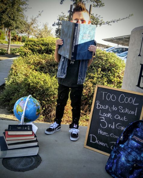 First Day Of 3rd Grade, 1st Day Of School Pictures, First Day Of School Photo, First Day Of School Pictures, Back To School Pictures, Diy Back To School, Style Vans, Cool Kid, School Photo