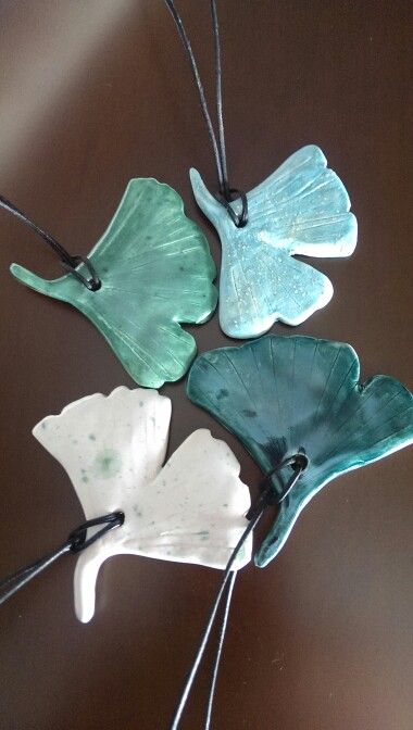 Ginkgo leaf pendants /Özlem Menekay 2016 Ceramic Jewerly, Handmade Ceramic Jewelry, Clay Crafts Air Dry, Keramik Design, Ceramic Wall Art, Pottery Crafts, Diy Pottery, Ginkgo Leaf, Ceramics Pottery Art