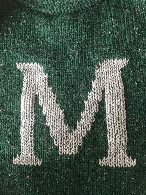 Knitting Magic: Weasley Sweater DIY Inspiration #harrypotteraesthetic #gryffindoraesthetic #slytherinaesthetic #weasleysweater #weasleytwins #knittingpattern Diy Harry Potter Sweater, Harry Potter Sweater Knit, Diy Weasley Sweater, Harry Potter Knit Sweater, Slytherin Sweater, Tapestry Knitting, Weasley Sweater, Sweater Ornaments, Harry Potter Sweater