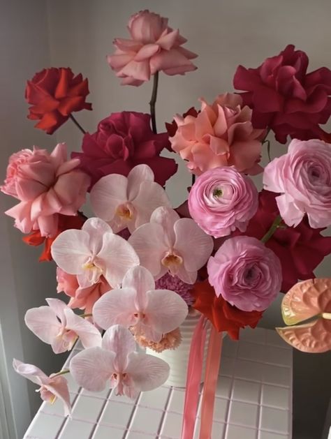 Bold Pink Wedding, Valentines Day Flowers Aesthetic, Hens Picnic, Valentine’s Day Wedding, Natural Flower Centerpieces, Red And Pink Bouquet, Table Settings For Parties, Table Settings Floral, Red Flower Arrangements