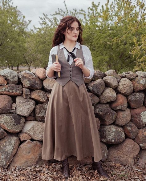 How To Style Pinafore Dress, British Style Women Outfits Summer, Detective Woman Outfit, History Bounding Outfits, Vintage Explorer Outfit, Enola Holmes Inspired Outfits, Detective Costume Women, Dark Academia Waistcoat, 1950s Cottagecore