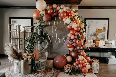 Living Room Bridal Shower Ideas, Earthy Bridal Shower Ideas, Boho Chic Bridal Shower Ideas, Bohemian Bridal Shower Ideas, Bohemian Bridal Shower Decorations, Bohemian Bridal Shower, Bridal Shower Inspo, Bridal Shower Backdrop, Bridal Shower Planning