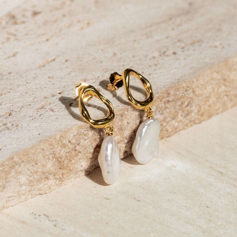 Statement Pearl Earrings, Keshi Pearl Earrings, Gold Huggies, Pearl Statement Earrings, Keshi Pearls, Sustainable Jewelry, Freshwater Cultured Pearls, Traditional Jewelry, Rose Wedding