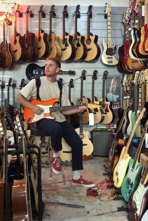 Tom Misch, Music Supplies, Mac Demarco, Uni Room, Band Photography, Mens Outfit Inspiration, Guitarist, Singers, Vintage Posters