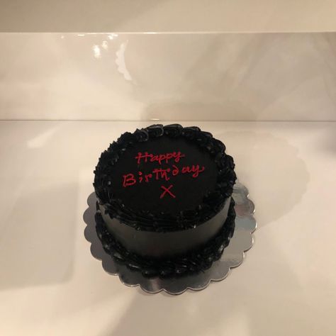 Black Birthday Cake Simple, Aesthetic Bday Cakes Black, Bento Cake Aesthetic Black, Edgy Birthday Party, Black Cakes Aesthetic, Black Bento Cake Design, Black Korean Cake, Black Aesthetic Birthday Party, Black Aesthetic Birthday Cake