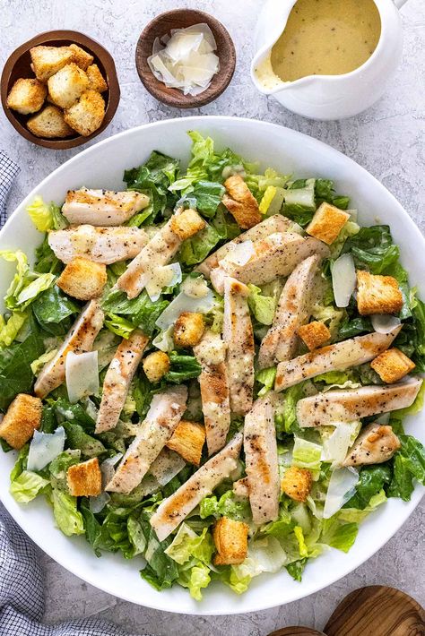 Chicken caesar salad with crisp lettuce, creamy dressing, and tender meat. It's an easy and delicious low-carb option for lunch or dinner. Yummy Healthy Lunches For School, Chicken For Caesar Salad, Pan Cooked Chicken, Beautiful Salads, Chicken Caesar Salad Recipe, Salads Recipes, Resep Salad, Tender Meat, Caesar Salad Recipe