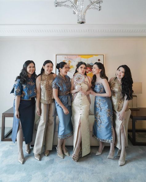 Stella Lunardy | Dressing up all my bridesmaids so gorgeously in #StellaLunardyQipao for the engagement day. So color coordinately the blue and gold… | Instagram Cheongsam Modern Dress, Blue And Gold Combination, Stella Lunardy, Sangjit Dress, Shanghai Dress, Renda Kebaya, Cheongsam Wedding, Bridesmaids Shoes, Traditional Asian Dress