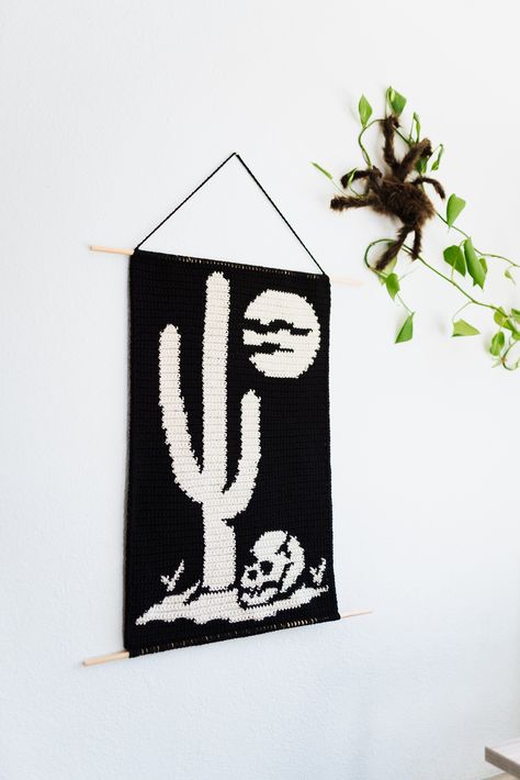 Arizona Home Decor, Desert Skull, Hanging Cactus, Skull Tapestry, Art Ghost, Ghost Art, Beginner Crochet Tutorial, Crochet Wall Hangings, Tapestry Crochet Patterns