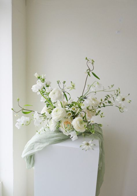 White Floral Ground Arrangement, Eucalyptus And White Flowers, White Centerpiece Wedding, Bridal Wedding Flowers, Green Wedding Flowers, White Centerpiece, Green Themed Wedding, Guest Table, Flower Photoshoot