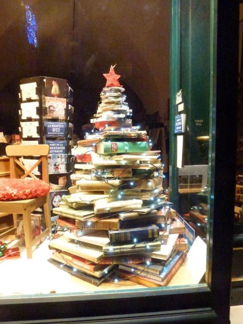 Lovely display in a bookstore window; could  be created in a library! Christmas Window Display Retail, Bookstore Window, Charity Shop Display Ideas, Christmas Shop Displays, Bookstore Design, Christmas Shop Window, Holiday Window Display, Window Display Retail, Christmas Window Display