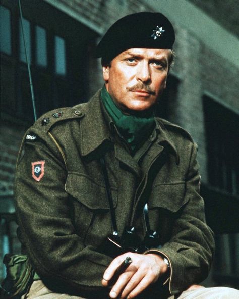 f Michael Caine  (1977) Suave Men, A Bridge Too Far, Famous Veterans, Man In Uniform, Alec Guinness, Michael Caine, Military Hats, Army Uniform, Harrison Ford