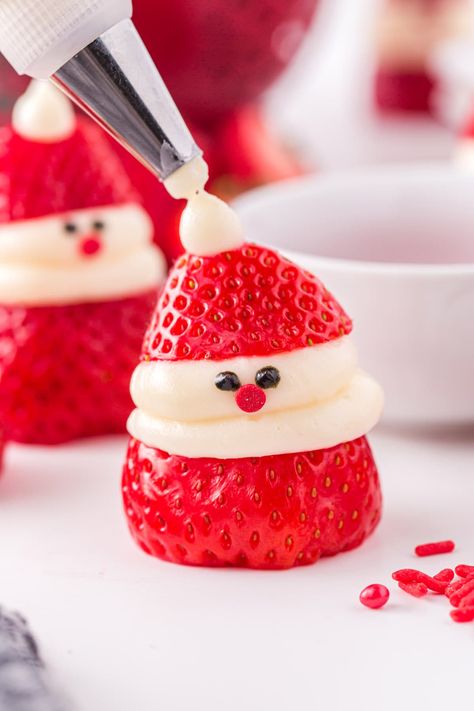 Top each swirl with a Santa hat and pipe a dot of frosting onto the tips of each hat to create the pom pom Santa Hat Dessert, Santa Desserts, Strawberry Santa Hats, Strawberry Santa, Cakes Strawberry, Strawberry Santas, Christmas Potluck, Xmas Desserts, Easy Christmas Treats