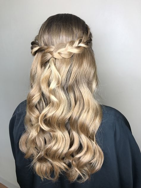 Braided Wedding Half Up Half Down, Half Up Half Down With Plait, Grad Hairstyles Half Up Half Down Braids, Rome Ideas, Bridal Half Up Half Down, Grad Hairstyles, Futuristic Hair, Braid Half Up, Grad Hair