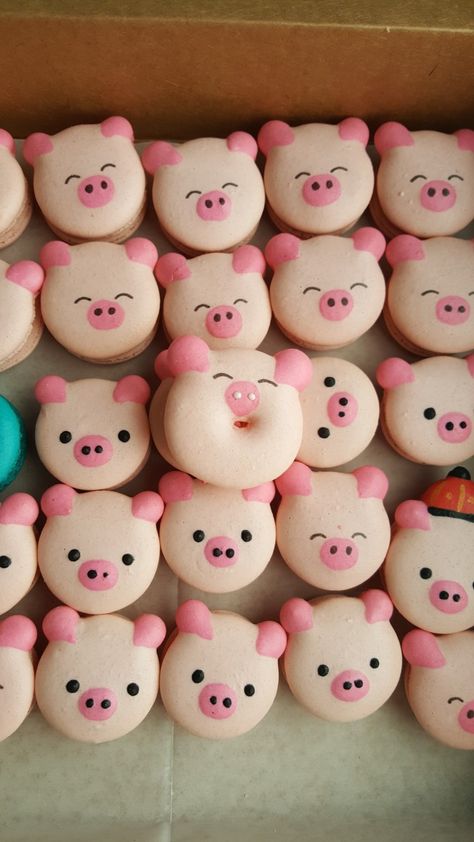 Farm Animal Macarons, Doughnut Design Ideas, Cute Macaron Designs, Pig Macarons, Pig Theme Cake, Cute Macaroons, Doughnut Decorations, Cute Macarons, Piggy Cake