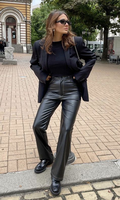 Autumn Leather Pants Outfits, Leather Pants Day Outfit, Leather Blazer Work Outfit, Outfit Pantalon Cuir Noir, Leather Pants With Blazer, Leather Pants And Blazer Outfit, Outfit Pantalon Cuir, Loose Leather Pants Outfit, Confirmation Outfits For Women