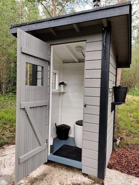 Outdoor Toilet Outhouse, Outside Bathroom Ideas, Outhouse Bathroom Ideas, Outdoor Toilet Ideas, Outdoor Wc, Outdoor Pool Bathroom, Outdoor Restroom, Building An Outhouse, Outhouse Plans