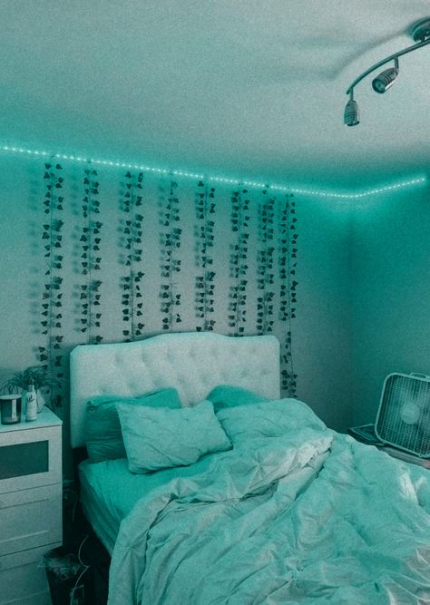 Room Ideas Teal Walls, Teal Walls Bedroom Aesthetic, Cyan Room Decor, Ocean Blue Room Ideas, Aesthetic Teal Room, Teal Room Ideas Aesthetic, Teal Themed Bedroom, Teal Room Aesthetic Bedroom, Turquoise Aesthetic Bedroom