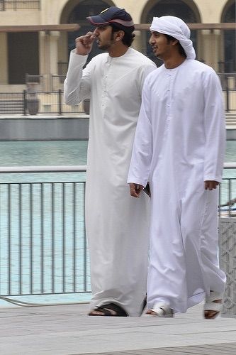 Dubai people Dubai People, Atlantis Dubai, Saudi Men, Dubai Home, Arabic Clothing, Royal Family Pictures, Dubai Airport, Ras Al Khaimah, Arab Men