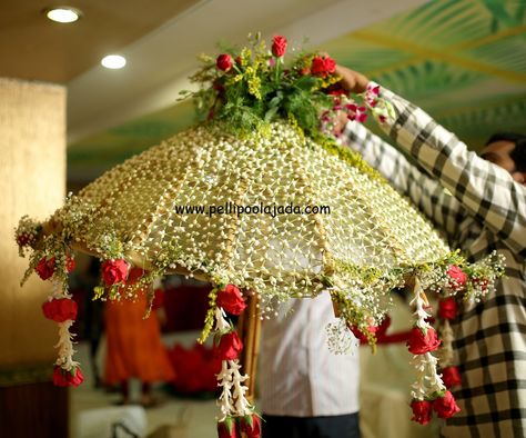 Flower Umbrella Wedding Indian, Floral Umbrella Wedding, Umbrella Decorations Wedding, God Bharai, Pelli Decoration, Bridal Shower Umbrella, Flowers Umbrella, Umbrella Decor, Flower Umbrella