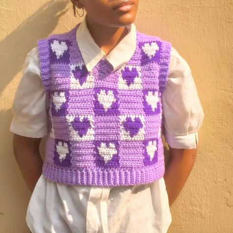 Cute Crochet Sweater Vest, Crochet Heart Vest, Crochet A Vest, Crochet Vest Outfit, Heart Crochet Pattern, Diy Crochet Cardigan, Crochet Cardigan Tutorial, Crochet Sweater Design, Crochet Case