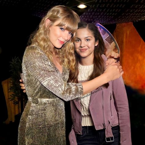 Olivia Rodrigo With Taylor Swift, Olivia Rodrigo And Taylor Swift Together, Taylor Swift And Olivia Rodrigo Together, Taylor Swift And Olivia Cat, Olivia Being A Swiftie, Chloe And Paige, Taylor Swift Facts, All About Taylor Swift, Taylor Swift Songs