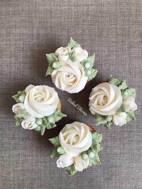 Beautiful cupcakes Floral Bridal Shower Cupcakes, Cupcake Designs For Wedding, Fancy Cupcakes Wedding, Piped Cupcakes Ideas, Fancy Wedding Cupcakes, Cupcakes Decoration For Wedding, Wedding Cupcakes Flowers, Cupcakes For Bridal Shower Ideas, Wedding Flower Cupcakes