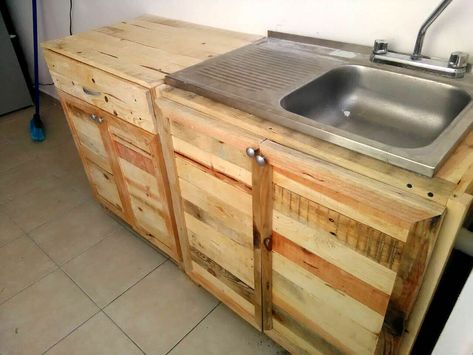 Eco Friendly Kitchen Design, Pallet Kitchen Cabinets, Kitchen Sink Diy, Recycled Kitchen, Wood Pallet Recycling, Kitchen Sink Cabinet, Pallet Kitchen, Kitchen Island Plans, Wooden Things