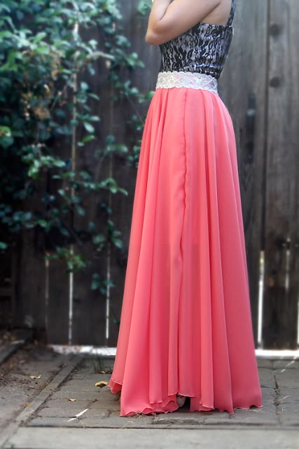 Yarns and Buttons: DIY long circle skirt (tutorial) - my $14 skirt---could also add lace to elastic waists! Duh! Long Circle Skirt, Circle Skirt Tutorial, Diy Skirts, How To Make Skirt, Skirt Tutorial, Maxi Rok, Sewing Skirts, Clothes To Make, How To Make Clothes