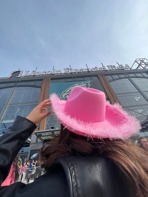 Cowboy Hat Taylor Swift, Taylor Swift Cowboy Hat, Taylor Swift Eras Outfit Ideas, Eras Outfit Ideas, Cowgirl Hat Outfit, Cowboy Hat Aesthetic, Taylor Swift Outfit Ideas, Pink In Concert, Lover Outfit