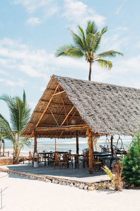 Cabana Restaurant, Beach Resort Design, Nature Ideas, Resort Plan, Hut House, Outdoor Restaurant Design, Bamboo House Design, Mud House, Earthship Home