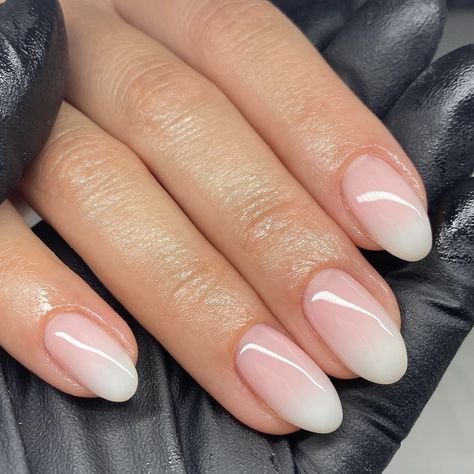 Round Fake Nails, Nails Short Oval, Pink Press On Nails, Nails Press Ons, Romantic Nails, Press On Nails Short, Ombre Acrylic Nails, Simple Gel Nails, Fake Nails With Glue