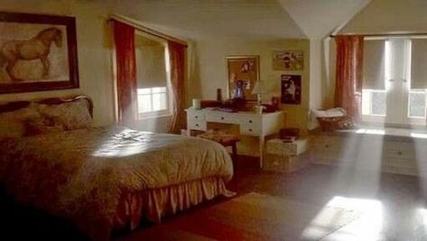 Elena Gilbert House Interior, Elena Gilbert Bedroom Aesthetic, Tvd Bedroom Ideas, Elena Gilbert Bedroom, Elena Gilbert Room, Elena Gilbert House, Elena Aesthetic, Gilbert House, 2000s Bedroom