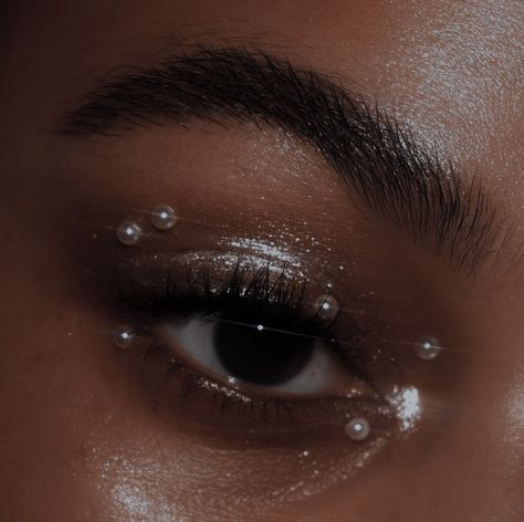 Beyoncé Concert Makeup, Silver Gem Makeup, Eye Jewel Makeup Rhinestones, Jewel Eye Makeup Rhinestones, Gem Makeup Rhinestones, Disco Makeup Look, Eye Gem Makeup, Nye Eye Makeup Looks, Eye Makeup Jewels