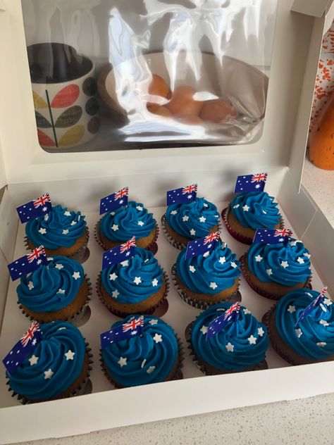 Vanillia cupcakes with blue icing, white stars and mini Australia flags Bon Voyage Cupcake Ideas, Australia Theme Cupcakes, Australia Cupcakes, Australian Cupcake Ideas, Australian Cupcakes, Bon Voyage Cake Ideas Australia, Union Jack Cupcakes, Theme Cupcakes, Blue Icing