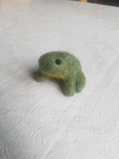 I decided to try needle felting - I'm pretty happy with how this little guy turned out. I stabbed my hands probably 100 times, but honestly it was worth it 🫡 Needle Felt Frog, Needle Felted Dinosaur, Needle Felted Frog, Felted Frog, Felt Frog, Small Frog, Nature Camping, Felt Embroidery, Needle Felting Projects