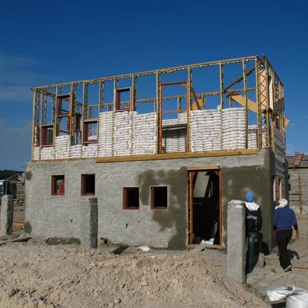 Design Indaba 08: here's a new set of photos showing progress on the first sand-bag house being built at Freedom Park in Cape Town, South Africa. Taken last week, the photos show builders and locals constructing the second level of the house using the EcoBeam sand-bag construction system. The first level has now been plastered Cob House Plans, Eco Construction, Earth Bag Homes, Earth Bag, Earthship Home, Natural Homes, Adobe House, Cob House, Build Your Own House