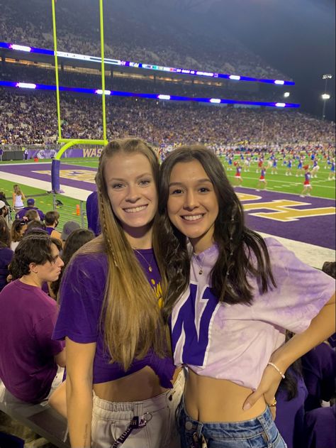 Uw Seattle Game Day Outfits, University Of Washington Game Day Outfit, University Of Washington Aesthetic, Football Game Aesthetic College, College Gameday Aesthetic, Washington College, College Things, College Vision Board, Game Day Outfit