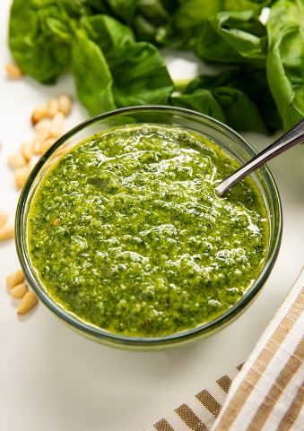 😋 Cómo hacer Pesto - Recetas Caseras Clásica y sencilla receta de pesto de albahaca con hojas de albahaca fresca, piñones, ajo, queso romano o parmesano, aceite de oliva extra virgen y sal y pimienta. Ten en cuenta que el pesto siempre se hace al gusto, basado en los ingredientes a mano. Así... Homemade Pesto Recipe, Basil Pesto Recipes, How To Make Pesto, Homemade Pesto, Pesto Recipe, Pesto Sauce, Basil Pesto, Pesto Pasta, Eating Raw