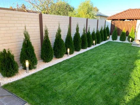 Landscaping Along Fence Pots & Planters, Alley Driveway Ideas, Landscape Around Fence Line, Aesthetic Front Yard, Modern Backyard Ideas, Porch Landscaping, Front Garden Landscape, Modern Backyard Landscaping, Back Garden Design