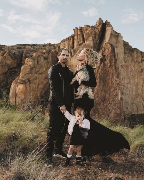 Rock Family Photoshoot, Dark Family Photos, Alternative Family Photoshoot, Grunge Family Photoshoot, Chic Family Photoshoot, Alternative Family Photos, Goth Family Photos, Moody Family Photoshoot, Edgy Family Photoshoot