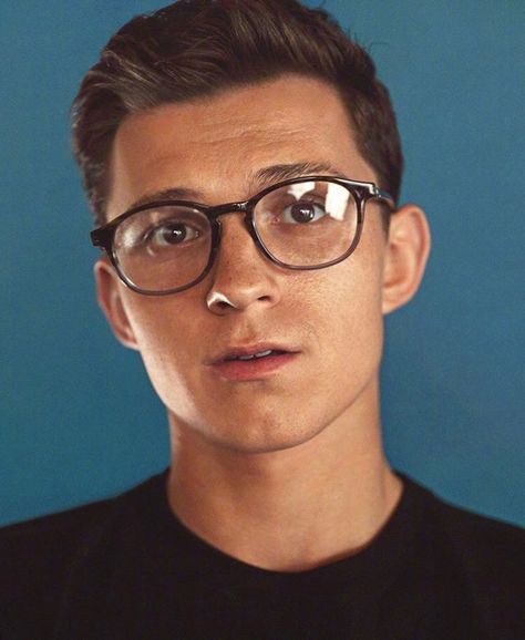 tom holland ❤️ on Instagram: “DO YOU SEE THE LITTLE FRECKLES FROM THE SUN ON HIS FACE OH MY DEAR LORD THAT IS SO ADORABLE * * * tags #avengers #tomholland #spiderman…” Tom Holland Face, New York Loft, William Eggleston, Tom Holland Peter Parker, Tom Holland Spiderman, Men's Toms, Tommy Boy, Joaquin Phoenix, Winona Ryder